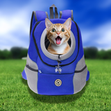 Sac Catpacky bleu avec chat, posé sur l’herbe en extérieur