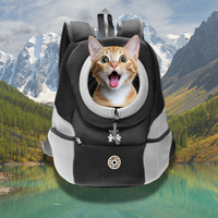 Chat heureux dans sac à dos noir Catpacky en pleine nature montagneuse