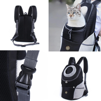 Chat blanc assis dans le sac noir Catpacky ouvert