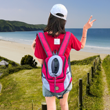 Jeune femme de dos portant le sac rose Catpacky en bord de mer